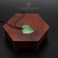 Кулон "Чистый лист". Зеленый нефрит