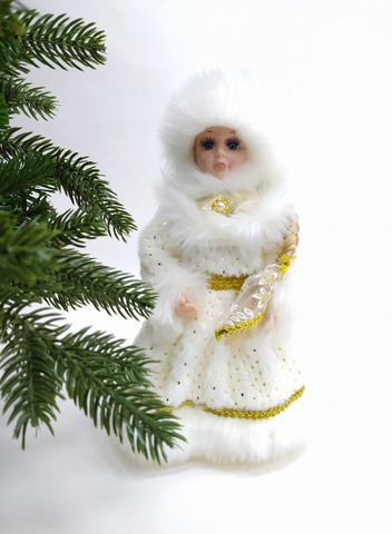 Снегурочка в белой с золотом шубе и шапке 30см Triumph Nord