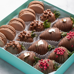 Клубника в шоколаде и шоколадные macaroon наборе Double Сhocolate (12 - 15 ягод 6 макаронс)