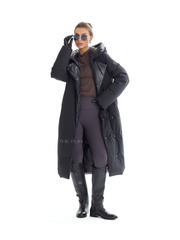 Длинный пуховик черного цвета с поясом