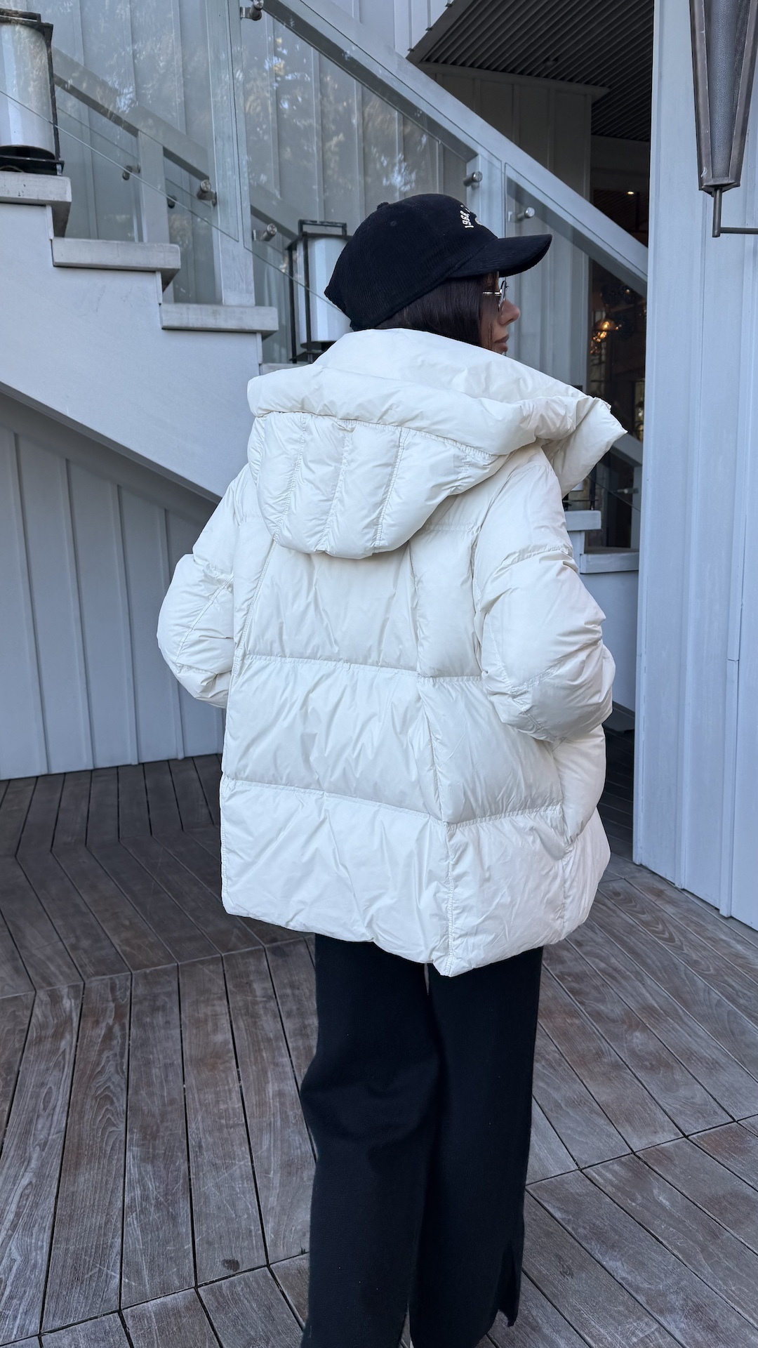 Пуховик с объёмным капюшоном