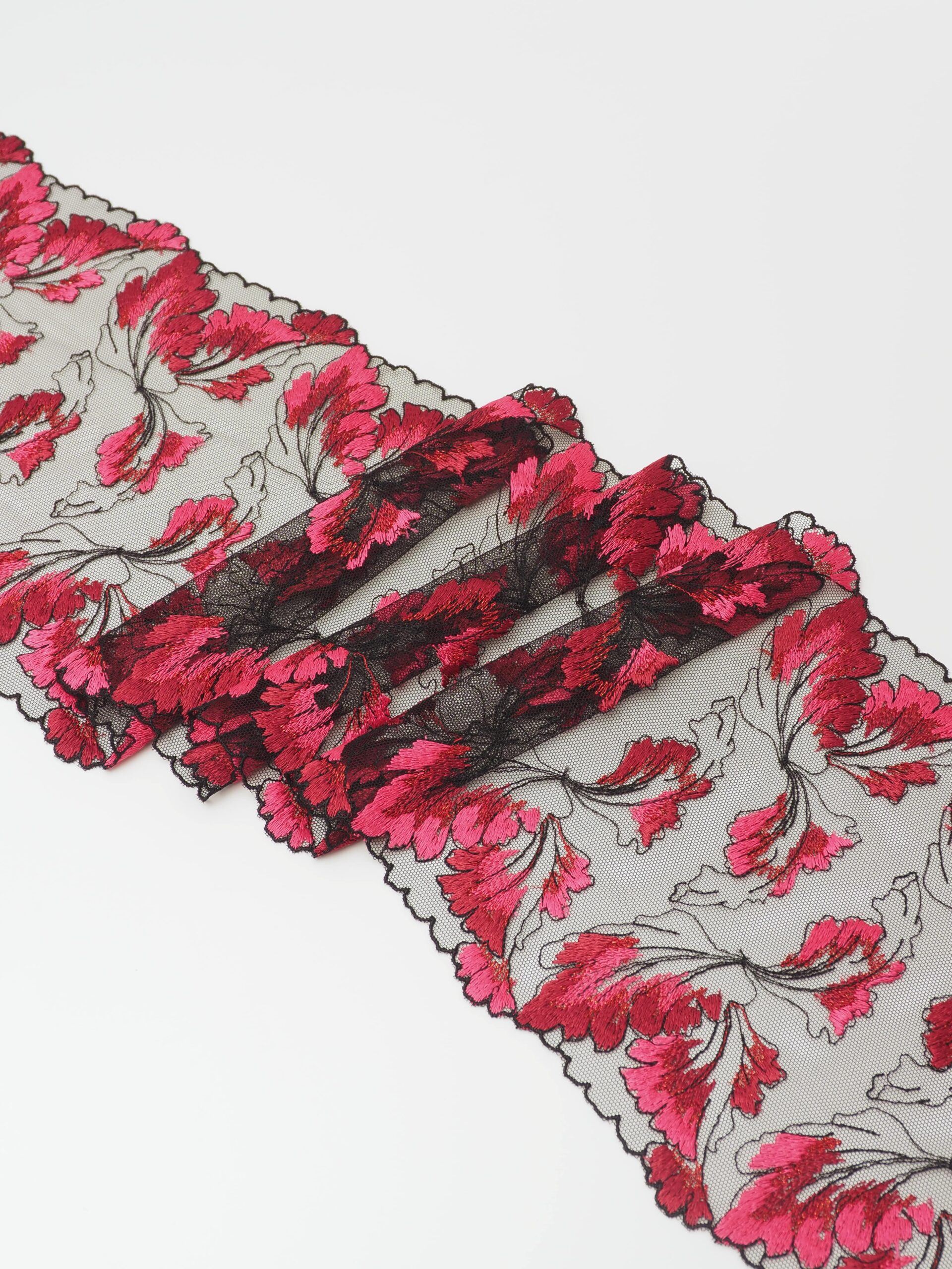 Вышивка на сетке черная с темно-красным и малиновой фуксией неэластичная ширина 18 см