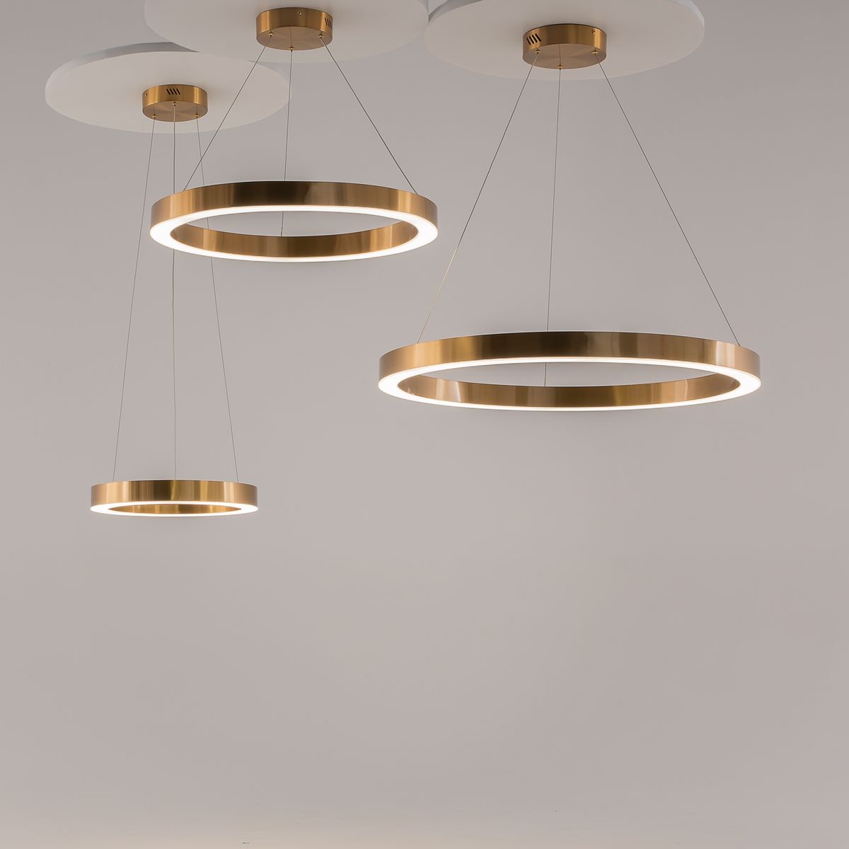 Подвесная светодиодная люстра Maytoni Saturno MOD415PL-L60BS4K