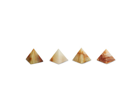 Пирамида из оникса малая (3,5х3,5х4 см). Интернет магазин чая