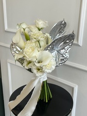 Свадебный букет из калл, лизиантуса, диантусов, антуриума и одноголовых роз