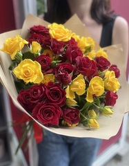 Яркий букет из 11 кустовых красных и желтых роз