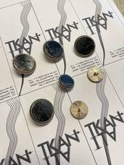 Пуговица металлическая на ножке с выгравированным узором на перламутре (Металл/перламутр, Золото металл/серо-черный перламутр и птичка на ветке, 25)