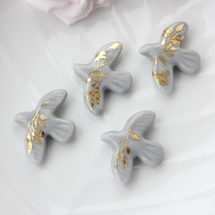 Подвеска фарфоровая Птичка серая с золотом 34*42 мм S049