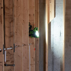 LED-прожектор Greenworks G40WLH 40V (2000Лм) с гибридным питанием, без АКБ и ЗУ