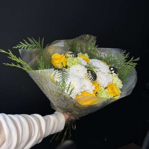 Букет с новогодними шариками, хризантемой и розами