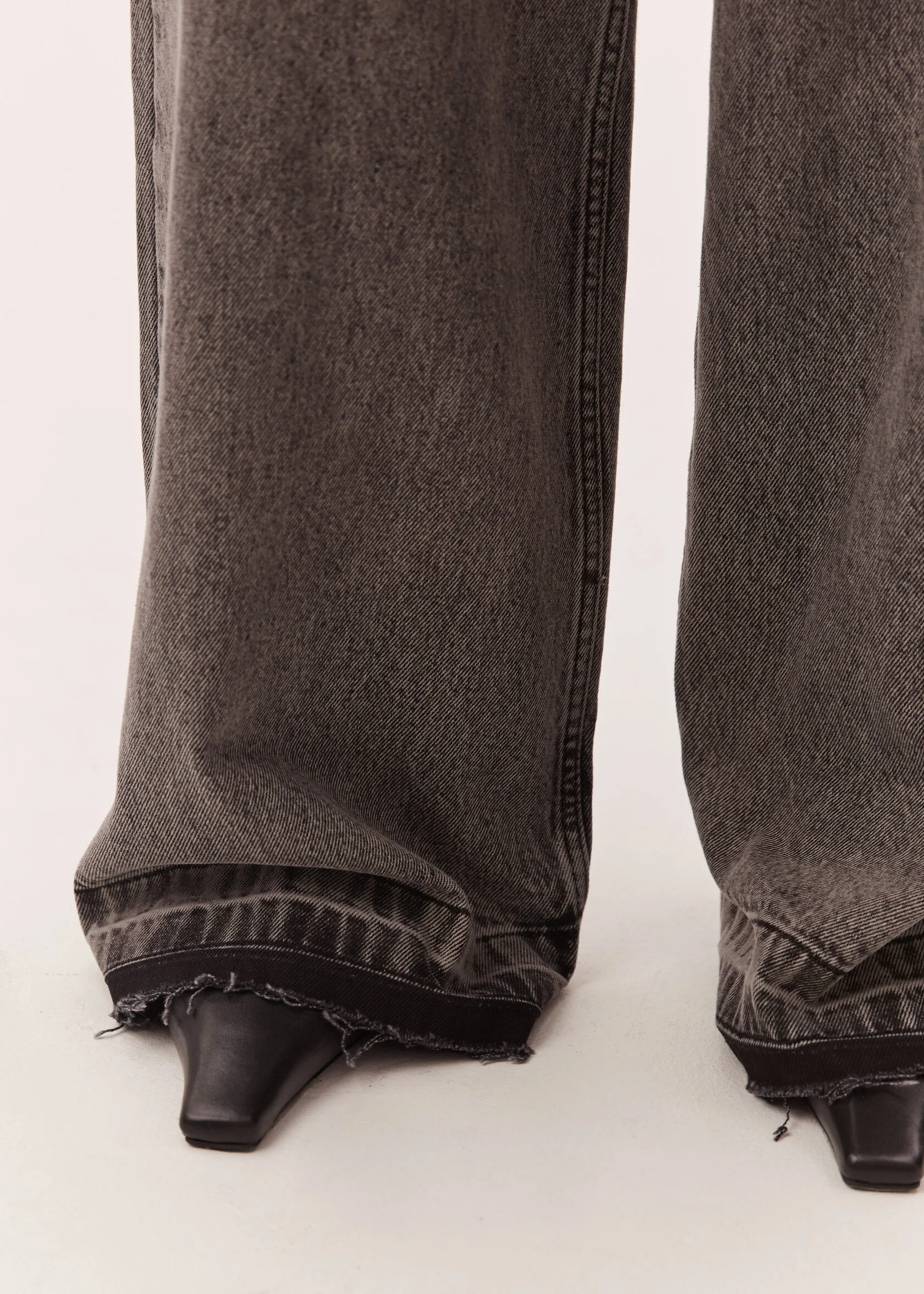 Джинсы FINDING TRUE BEAUTY серого цвета