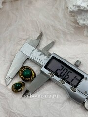 Пуговицы бронзовые неровной формы с зеленым камнем