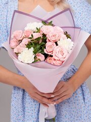 Букет из свежих цветов Prezent купить с доставкой, кустовые розы, диантусы, зелень