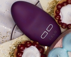 Сливовый шелковистый клиторальный стимулятор Lily (LELO)