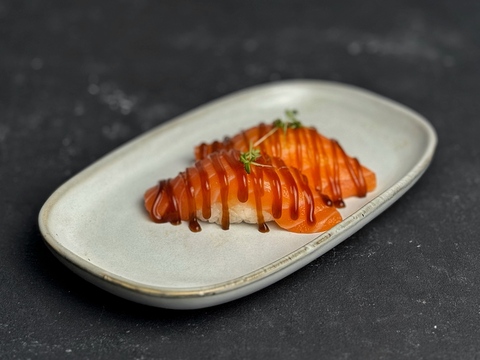 Суши с лососем (2 шт)