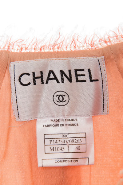 Стильный укороченный жакет из твида персиково цвета от Chanel, 40 размер