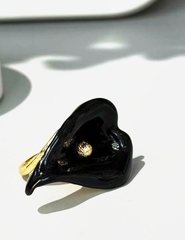 kolco-kalla-calla-v-stilistike-poison-drop-s-chernoj-ehmalyu-krupnoe
