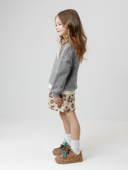 джемпер  для девочки  КР 302834/серый меланж,фоновые сердечки к603