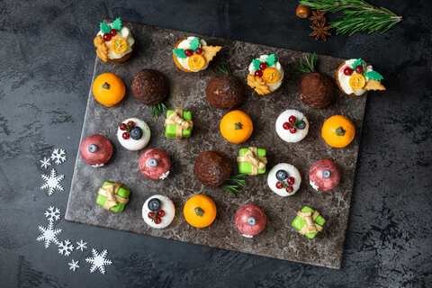 Ассорти десертов &quot;Новогодний сюрприз&quot;, 24 шт.