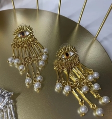 73344-sergi-yellow-eye-v-stile-schiaparelli-s-podveskami-iz-rechnogo-zhemchuga