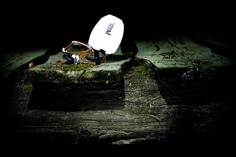 Картинка фонарь налобный Petzl TIKKA CORE серый - 8