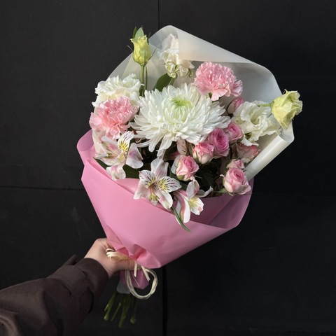 Букет из хризантемы, кустовой розы, эустомы, альстромерии и гвоздик