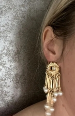 73344-sergi-yellow-eye-v-stile-schiaparelli-s-podveskami-iz-rechnogo-zhemchuga