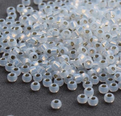 8/0 RR-0551 Бисер круглый Миюки Белый опал полупрозрачный с золотистой линией внутри /Miyuki round 8/0 Gilt Lined White Opal
