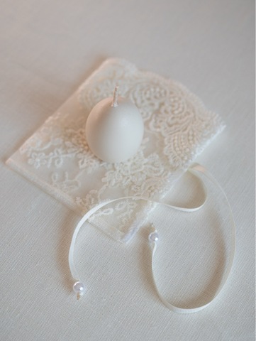 Свеча из натурального воска в кружевном мешочке