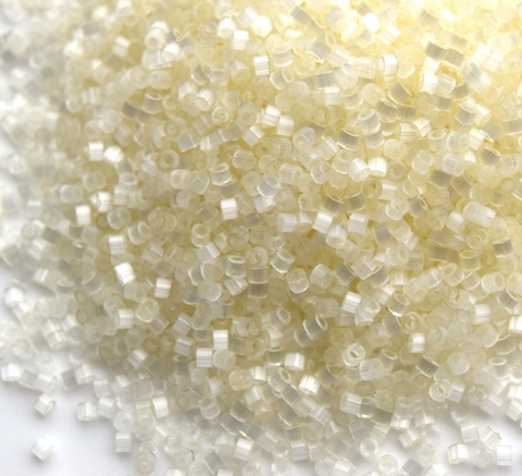 DB-0672 Бисер цилиндрический Миюки делика 11/0 /Miyuki delica 11/0 Ivory Silk Satin