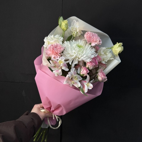 Букет из хризантемы, кустовой розы, эустомы, альстромерии и гвоздик