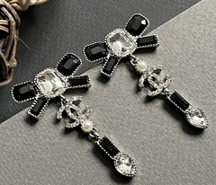 Серьги кресты CHANEL чернобелые