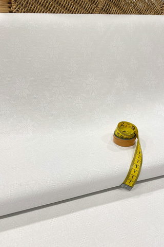 Ткань натуральная, с жаккардовым переплетением, цвет : белый ромб