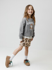 джемпер  для девочки  КР 302834/серый меланж,фоновые сердечки к603