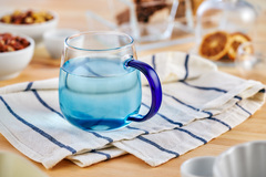 Чашка-кружка Milan 380 мл с синей ручкой, цветное стекло градиент синего цвета Teastar (Уценка)