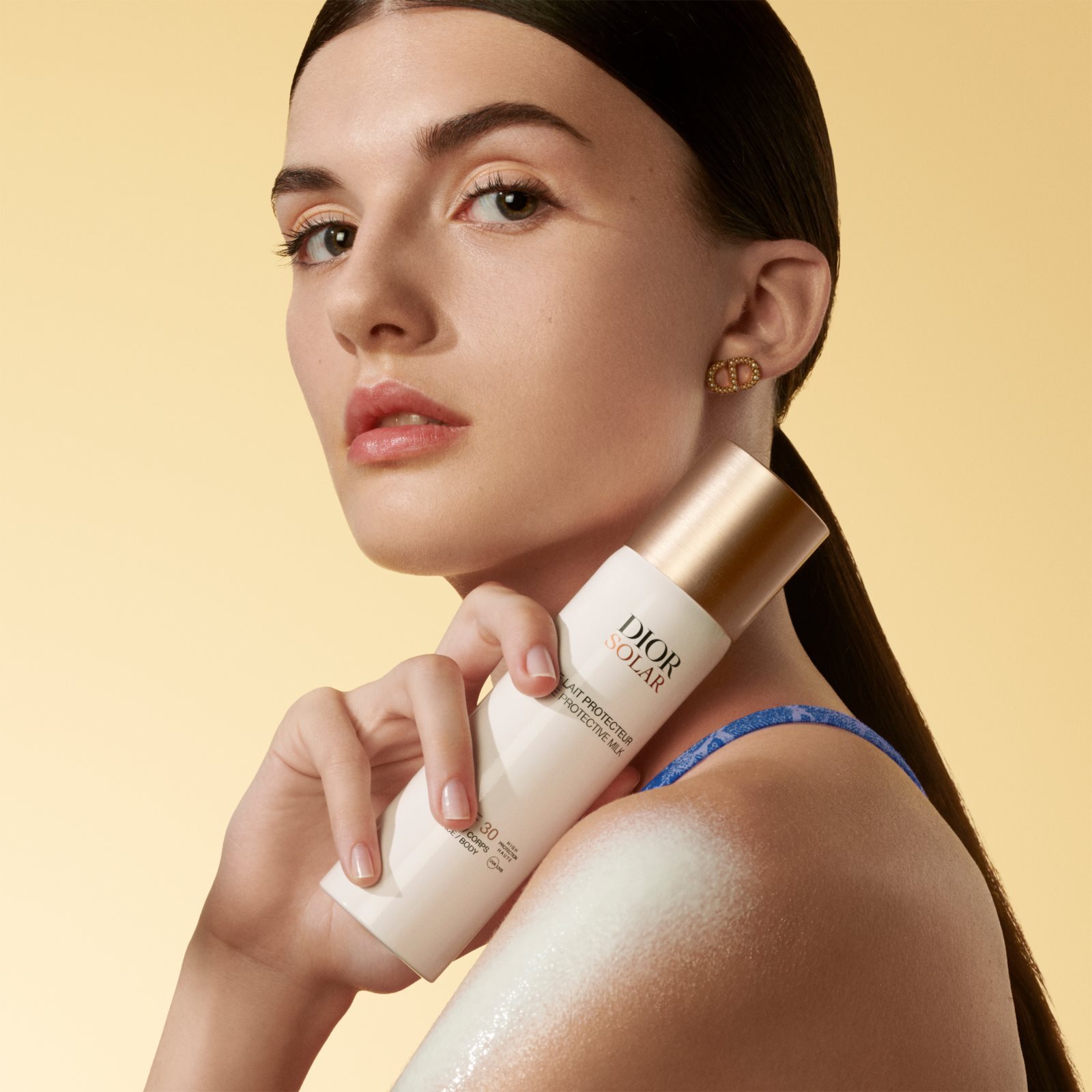 DIOR Dior Solar The Protective Milk спрей солнцезащитный для лица и тела  купить в Москве | Доставка по России.