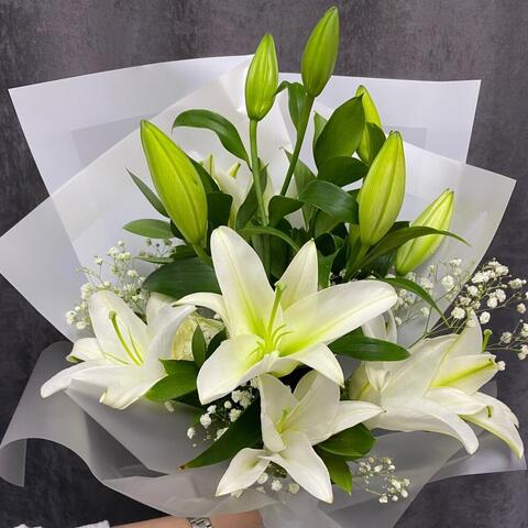 Букет с лилиями
