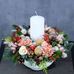 Зимняя композиция с живыми цветами и свечой «‎Орешки для золушки»