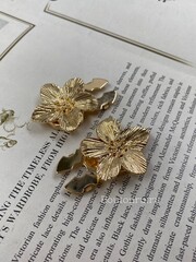 Накладка на пуговицу золотистая в форме цветка с пятью лепестками