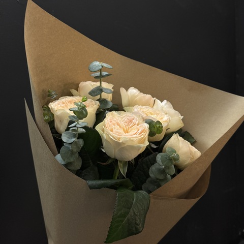 Букет пионовидых роз с эвкалиптом