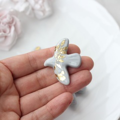 Подвеска фарфоровая Птичка серая с золотом 34*42 мм S049