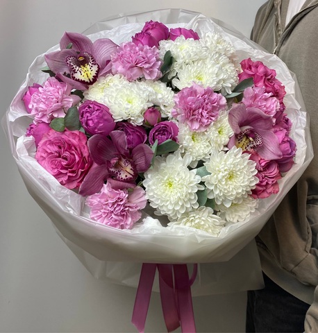 Букет с бело- розовый в круглой упаковке