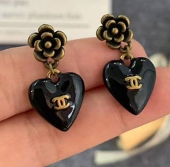 sergi-pusety-chanel-s-podveskoj-v-forme-serdca