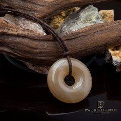 Диск Би большой. Нефрит медовый.