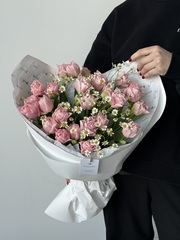 Букет из 25 розовых пионовидных тюльпанов и ромашки