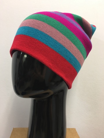 Зимняя двухслойная удлиненная шапочка бини c полосками. Зелено-бирюзово, розово-малиновые полоски одинакового размера.