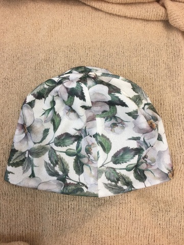 Демисезонная шапочка с крупными цветами белого шиповника