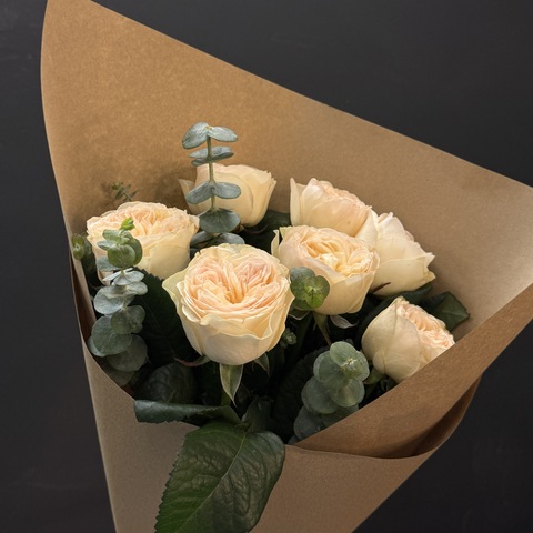 Букет пионовидых роз с эвкалиптом