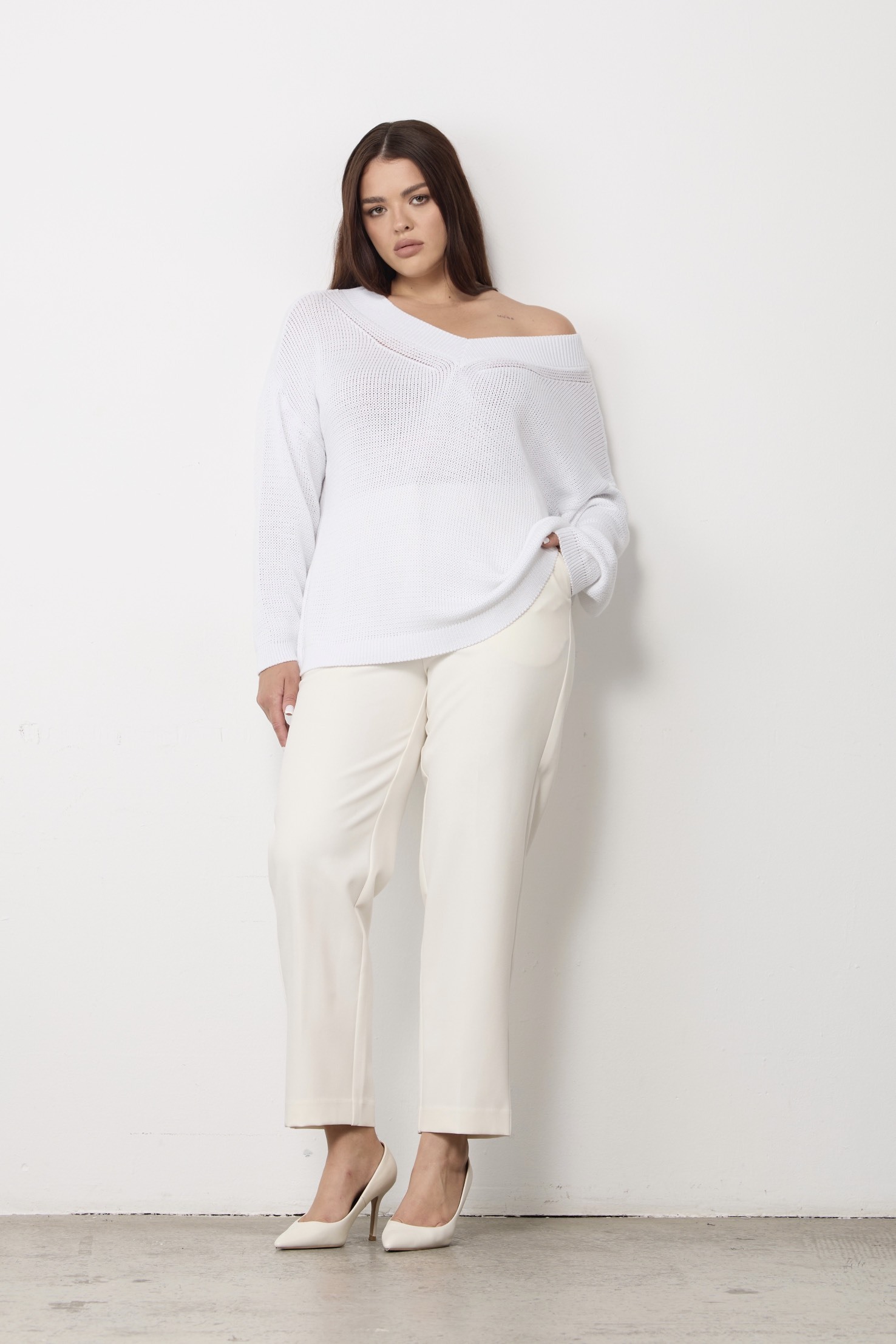 Джемпер вязаный на одно плечо, белый