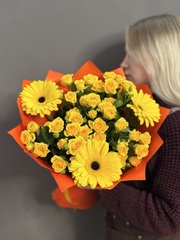 Букет с герберами и кустовыми розами